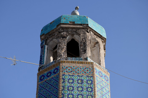Menara Masjid Biru yang rusak setelah mengalami kerusakan ringan akibat gempa bumi di Mazar-e-Sharif, Afghanistan, Rabu (5/11/2025). Foto: Sayed Hassib/ REUTERS