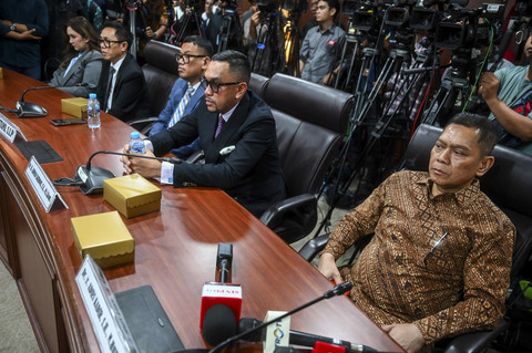 Anggota DPR nonaktif Adies Kadir, Ahmad Sahroni, Uya Kuya, Eko Hendro Purnomo dan Nafa Urbach mengikuti sidang putusan kasus dugaan pelanggaran kode etik anggota DPR nonaktif di Mahkamah Kehormatan Dewan DPR, Kompleks Parlemen,Jakarta, Rabu (5/11). Foto: Rivan Awal Lingga/ANTARA FOTO