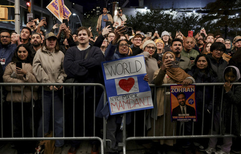 Sejumlah pendukung dari calon walikota New York City dari Partai Demokrat, Zohran Mamdani mengangkat poster setelah pemilihan Wali Kota New York 2025 di borough Brooklyn, New York, Amerika Serikat, Selasa (4/11/2025). Foto: Jeenah Moon/REUTERS