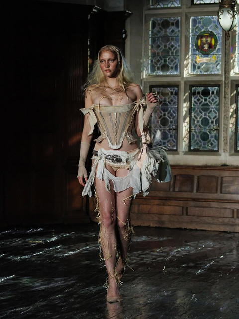 Koleksi Dilara Findikoglu di London Fashion Week Spring Summer 2026. Foto: Dilara Findikoglu
