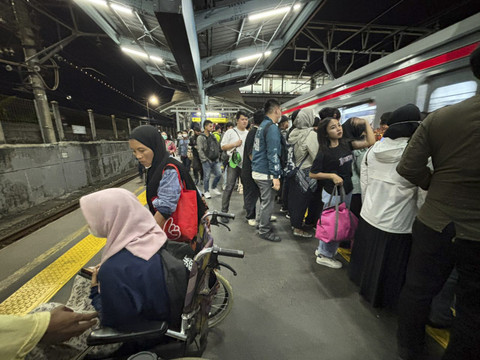 Sejumlah penumpang KRL bersiap masuk rangakain KRL Commuter Line di Stasiun Tanah Abang, Jakarta, Rabu (5/11/2025). Foto: Amira Nada Fauziyyah/kumparan