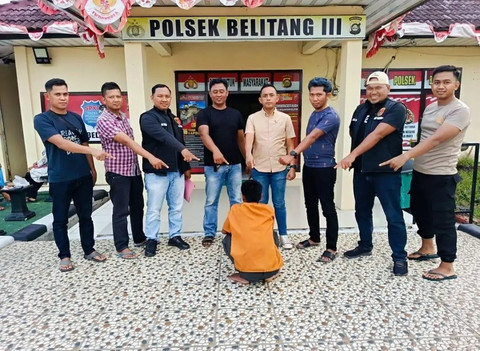 Pelaku yang hamili gadis dengan modus pengobatan supranatural saat berada di Polsek Belitang III. Foto : Dok Polsek Belitang III, OKU Timur, Sumsel
