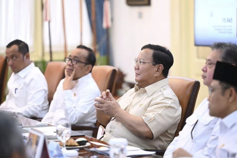 Presiden Prabowo Subianto menggelar rapat terbatas bersama sejumlah menteri Kabinet Merah Putih di Istana Merdeka, Rabu (5/11/2025). Foto: Instagram/ @sekretariat.kabinet