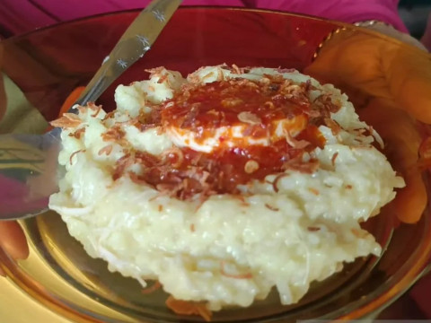 Hidangan berbuka puasa bubur peca di Masjid Shiratal Mustaqiem yang khusus hanya disajikan pada bulan Ramadhan.  Foto: Ahmad Rifandi/Antara