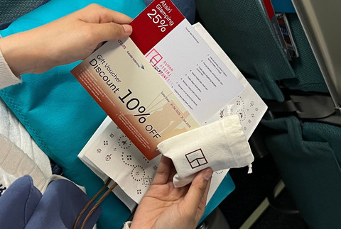 Gift ekslusif untuk penumpang Garuda. Foto: Atsiri