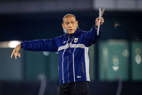Pelatih Timnas Indonesia U-17 Nova Arianto (kedua kiri) memberikan arahan kepada anak asuhnya saat latihan resmi jelang laga kedua Grup H Piala Dunia U17 2025 di Lapangan latihan Stadion Al Thumama, Doha, Qatar, Kamis (6/11/2025). Foto: ANTARA FOTO/Bayu Pratama S