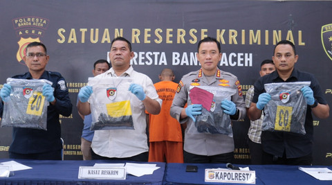 Polresta Banda Aceh menggelar konferensi pers pengungkapan kasus pembakaran asrama putra Ponpes Babul Maghfirah di Aceh Besar, Kamis (6/11/2025). Dok: Ist