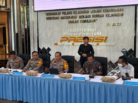Konferensi pers terkait hasil penyidikan tudingan ijazah palsu Jokowi di Mapolda Metro Jaya Jumat (7/11). Foto: Abid Raihan/kumparan