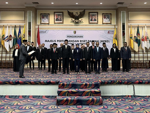 Gubernur Lampung, Rahmat Mirzani Djausal saat mengukuhkan Majelis Pertimbangan Riset Daerah (MPRD) | Foto : Eka Febriani / Lampung Geh