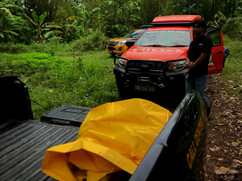Petugas mengevakuasi kerangka tulang manusia di kawasan hutan Petak 202A RPH Bludru BKPH Mojorayung, Dusun Bribis, Desa Nglanduk, Kecamatan Wungu, Kabupaten Madiun. Foto: Dok. Istimewa