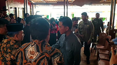 Wakil Presiden Republik Indonesia Gibran Rakabuming Raka menyambangi Kampung Singkong, Salatiga, Jawa Tengah, Jumat (7/11/2025).  Foto: Zamachsyari/kumparan
