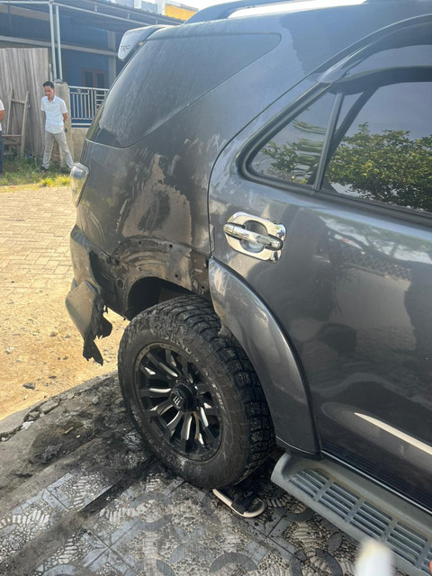 Mobil Toyota Fortuner milik Iskandar kader Partai Demokrat yang dibakar oleh Anggota DPRD Sinjai dari PAN, Kamrianto. Dok: Humas Polres Sinjai