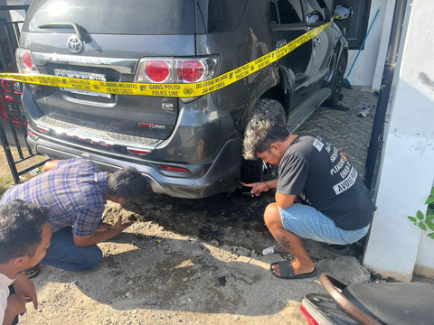 Mobil Toyota Fortuner milik Iskandar kader Partai Demokrat yang dibakar oleh Anggota DPRD Sinjai dari PAN, Kamrianto. Dok: Humas Polres Sinjai
