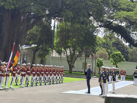 Duta Besar Luar Biasa Berkuasa Penuh (LBBP) Jerman Ralf Beste untuk Indonesia menyerahkan surat kepercayaan kepada Presiden Prabowo Subianto di Istana Merdeka, Jakarta, pada Jumat (7/11/2025).  Foto: Luthfi Humam/kumparan
