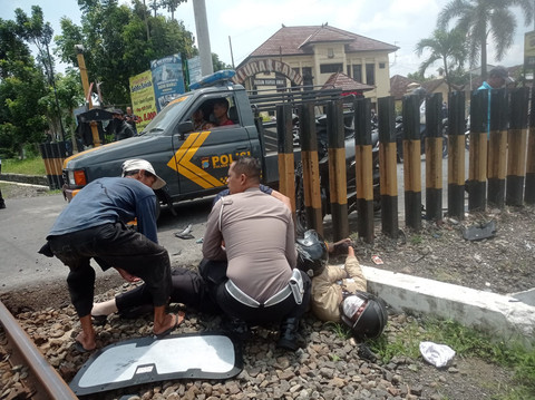 Proses evakuasi korban di perlintasan lokasi kecelakaan kereta api di Prambanan, Sleman, pada Selasa (4/11). Foto: Dok. Istimewa