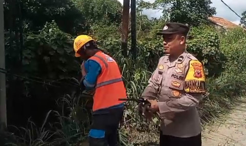 Petugas memeriksa kabel yang dipotong. Dok: Polsek Rumpin