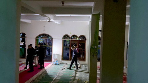 Suasana di dalam masjid SMAN 72 Jakarta usai terjadi ledakan, Jumat (7/11/2025). Foto: Abid Raihan/kumparan