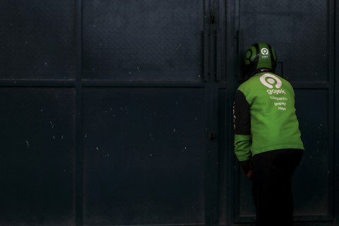 Pengemudi ojek online, Anto mengantarkan paket kiriman di Jakarta. Foto: Febria Adha Larasati/kumparan