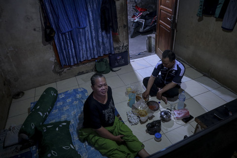 Pengemudi ojek online, Anto (kanan) bersama ibunya (kiri) di rumahnya. Foto: Febria Adha Larasati/kumparan