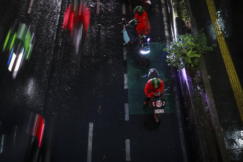 Pengemudi ojek online, Anto saat menunggu penumpang di Jakarta. Foto: Febria Adha Larasati/kumparan