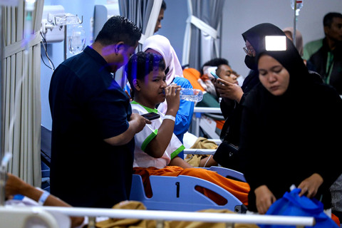 Sejumlah korban ledakan di SMA 72 Jakarta mendapatkan perawatan di IGD RS Islam Cempaka Putih, Jakarta, Jumat (7/11/2025).   Foto: Iqbal Firdaus/kumparan