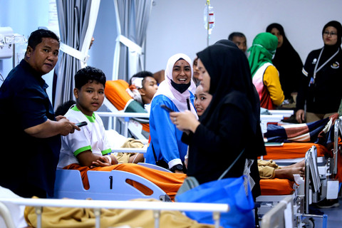 Sejumlah korban ledakan di SMA 72 Jakarta mendapatkan perawatan di IGD RS Islam Cempaka Putih, Jakarta, Jumat (7/11/2025).   Foto: Iqbal Firdaus/kumparan