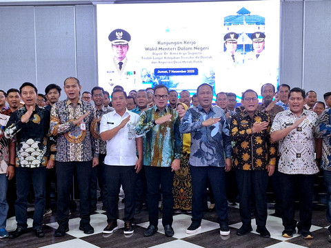 Wamendagri Bima Arya saat kunjungan kerja ke Pemkab Karawang, Jumat (7/11/2025).  Foto: Dok. Istimewa