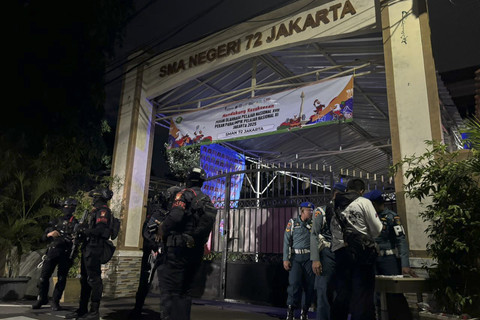 Suasana pukul 20.06 WIB usai terjadi ledakan di SMAN 72 Jakarta, Kelapa Gading, Jakarta, Jumat (7/11/2025). Foto: Abid Raihan/kumparan