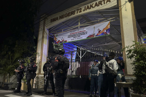 Suasana pukul 20.06 WIB usai terjadi ledakan di SMAN 72 Jakarta, Kelapa Gading, Jakarta, Jumat (7/11/2025). Foto: Abid Raihan/kumparan