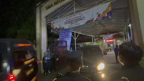 Personel Brimob tinggalkan SMAN 72 Jakarta usai melakukan investigasi setelah ledakan di SMAN 72 Jakarta, Kelapa Gading, Jakarta, Jumat (7/11/2025). Foto: Abid Raihan/kumparan