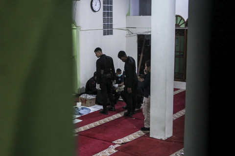 Personel Gegana Brimob Polda Metro Jaya olah Tempat Kejadian Perkara (TKP) di dalam Masjid SMAN 72 Jakarta, Jumat (7/11/2025).  Foto: Naufal Khoirulloh/ANTARA FOTO