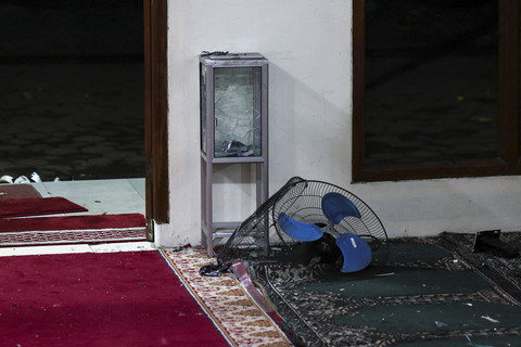 Kotak amal dan kipas angin yang rusak akibat ledakan di SMAN 72 Jakarta, Kelapa Gading, Jakarta, Jumat (7/11/2025). Foto: Willy Kurniawan/Reuters