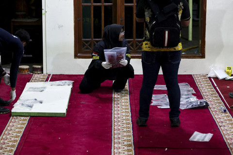 Personel Gegana Brimob Polda Metro Jaya melakukan Olah Tempat Kejadian Perkara (TKP) di dalam Masjid SMAN 72 Jakarta, Jumat (7/11/2025). Foto: Willy Kurniawan/Reuters