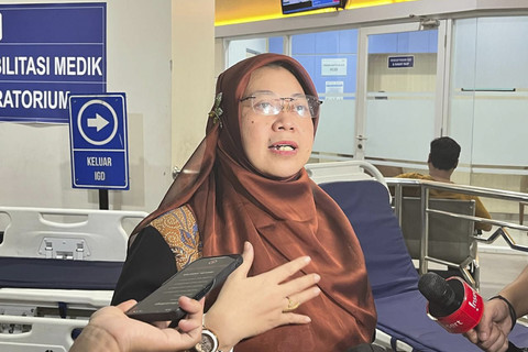 Ketua KPAI Margaret Aliyatul Maimunah menjawab pertanyaan wartawan di RS Islam Cempaka Putih, Jakarta, Jumat (7/11/2025). Foto: Rayyan Farhansyah/kumparan