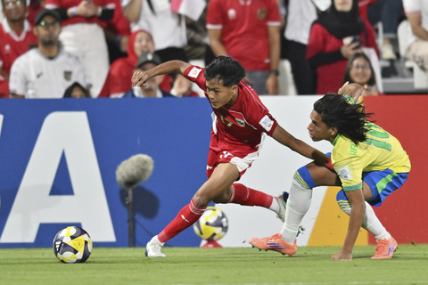 Pemain Timnas Indonesia U-17 Rafi Rasyiq (kiri) berebut bola dengan pemain Timnas Brasil U-17 Arthur Ryan (kanan) pada laga Grup H Piala Dunia U-17 di Lapangan 7 Aspire Zone, Doha, Qatar, Jumat (7/11/2025). Foto: Bayu Pratama S/ANTARA FOTO