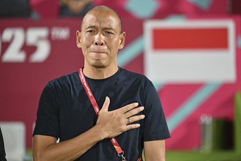 Pelatih Timnas Indonesia U-17 Nova Arianto meluapkan emosinya saat menyanyikan lagu Indonesia Raya sebelum bertanding melawan Timnas Brasil U-17 pada laga Grup H Piala Dunia U-17 di Lapangan 7 Aspire Zone, Doha, Qatar, Jumat (7/11/2025). Foto: Bayu Pratama S/ANTARA FOTO