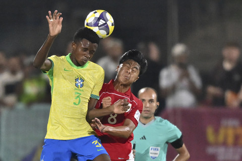 Pemain Timnas Indonesia U-17 Nazriel Alvaro (kedua kiri) berebut bola di udara dengan pemain Timnas Brasil U-17 Ruan Pablo (kiri) pada laga Grup H Piala Dunia U-17 di Lapangan 7 Aspire Zone, Doha, Qatar, Jumat (7/11/2025). Foto: Bayu Pratama S/ANTARA FOTO