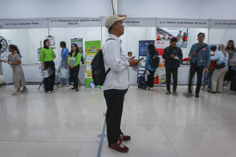 Pengemudi ojek online, Anto mengikuti pameran bursa kerja di Universitas Negeri Jakarta, Rawamangun, Jakarta. Foto: Febria Adha Larasati/kumparan