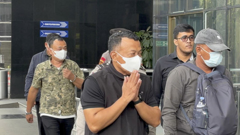 Bupati Ponorogo, Sugiri Sancoko digiring petugas saat tiba di Gedung Merah Putih KPK, Jakarta, Sabtu (8/11/2025). Foto: Abid Raihan/kumparan