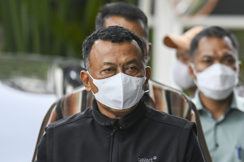 Bupati Ponorogo Sugiri Sancoko berjalan menuju ruang pemeriksaan setibanya di Gedung Merah Putih KPK, Jakarta, Sabtu (8/11/2025). Foto: Hafidz Mubarak A/ANTARA FOTO