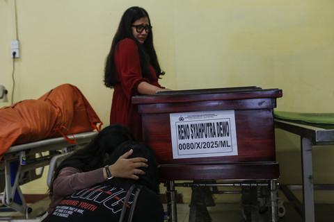 Keluarga menangis di samping peti jenazah Reno Syahputra di RS Polri, Kramat Jati, Jakarta, Sabtu (8/11/2025). Foto: Asprilla Dwi Adha/ANTARA FOTO