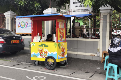Penjual es teh poci yang mendengar ledakan di SMA 72 Jakarta. Foto: Luthfi Humam/kumparan