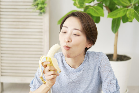 Ilustrasi Perempuan Makan Pisang. Foto: Shutterstock