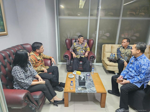 Kepala Kantor Wilayah Kementerian Hukum Kalimantan Barat, Jonny Pesta Simamora, bersama Kepala Divisi Peraturan Perundang-Undangan dan Pembinaan Hukum, Zuliansyah, melaksanakan koordinasi dengan Badan Strategi Kebijakan (BSK) di Jakarta. Foto: Dok. Kanwil Kemenkum Kalbar