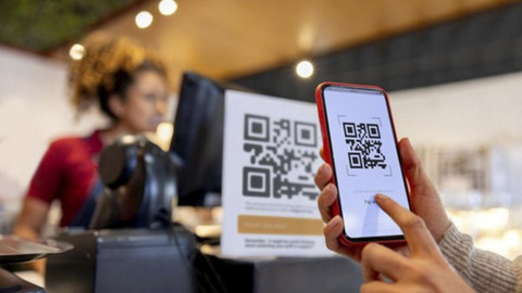 Mudahnya transaksi di luar negeri dengan BRImo. Foto: Shutterstock