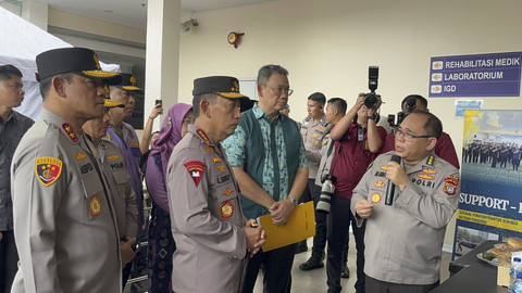 Kapolri Jenderal Listyo Sigit Prabowo menjenguk korban ledakan SMAN 72 Jakarta, di Rs Islam Jakarta Cempaka Putih, Sabtu (8/11/2025). Foto: Rayyan Farhansyah/kumparan