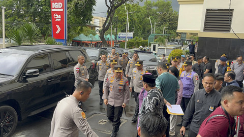 Kapolri Jenderal Listyo Sigit Prabowo menjenguk korban ledakan SMAN 72 Jakarta, di Rs Islam Jakarta Cempaka Putih, Sabtu (8/11/2025). Foto: Rayyan Farhansyah/kumparan