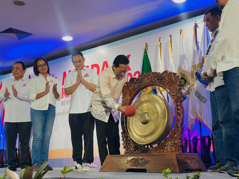 Gubernur DIY, Sri Sultan Hamengku Buwono X, memukul gong sebagai dimbol pembukaan Musda IX KADIN DIY di Jogja Expo Center (JEC), Sabtu (8/11). Foto: Pandangan Jogja/Resti Damayanti