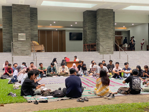 Mahasiswa dan akademisi FH UGM berkumpul dalam forum diskusi menolak pemberian gelar Pahlawan Nasional kepada Soeharto, Jumat (7/11). Foto: Pandangan Jogja/Resti Damayanti