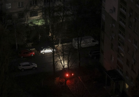 Suasana saat pemdaman listrik setelah serangan rudal dan drone Rusia ke infrastruktur sipil di Kiev, Ukraina, Sabtu (8/11/2025). Foto: Gleb Garanich/Reuters